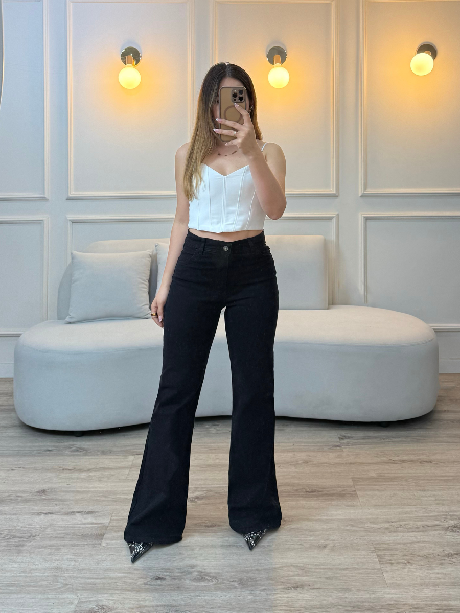 Jean Flare Negro vista frontal con bota acampanada — evano Denim Studio