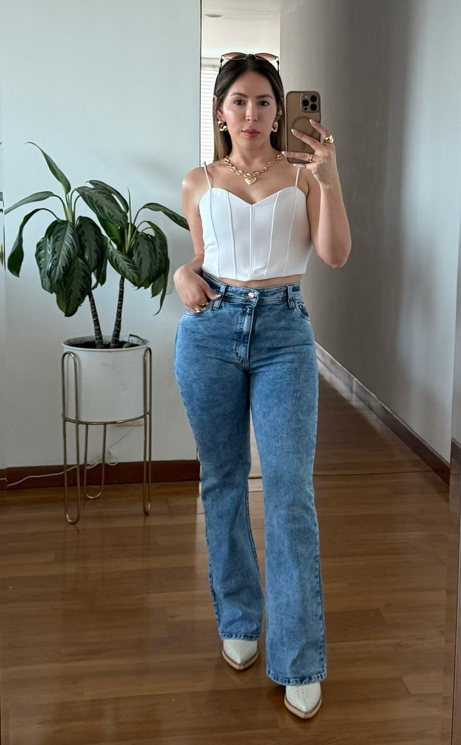 Jean Flare Azul Claro Frost vista frontal con bota acampanada — evano Denim Studio