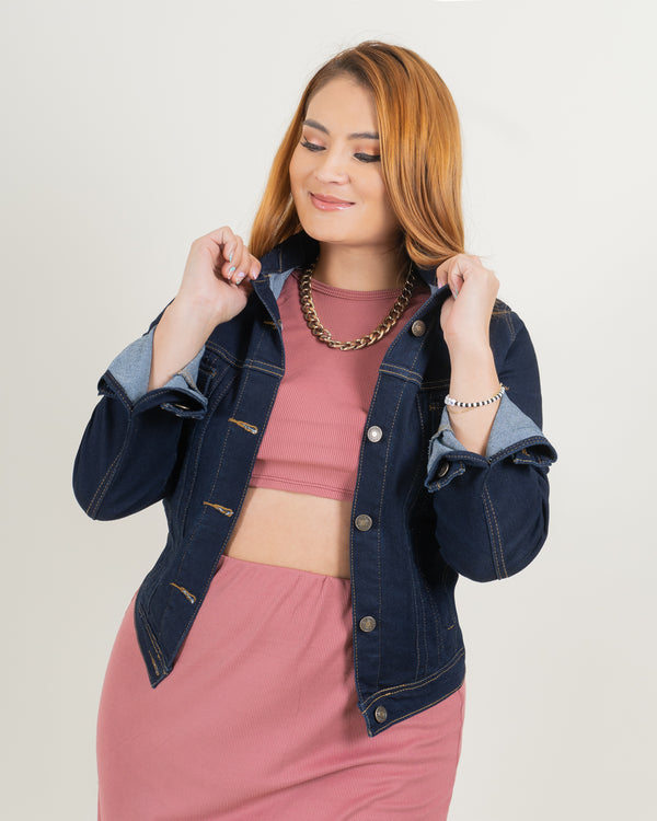 Chaqueta licrada azul denim ⎯ Elegancia y estilo en una prenda única.