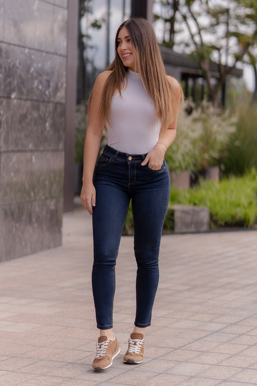 Jean Skinny Americano Azul Oscuro Matizado vista frontal con silueta ajustada — evano Denim Studio