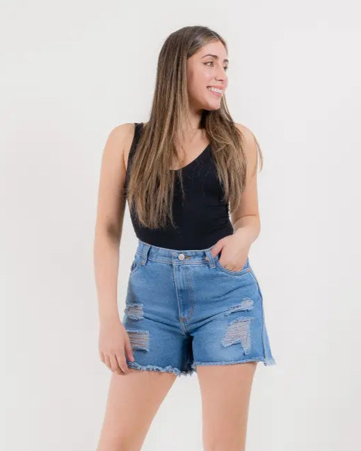 Short denim desflecado en tono azul medio claro, estilo casual y moderno.