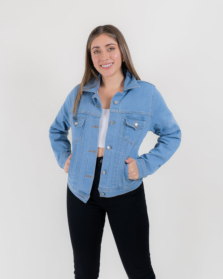 Chaqueta licrada azul claro ⎯ diseño minimalista y elegante, perfecta para cualquier ocasión.