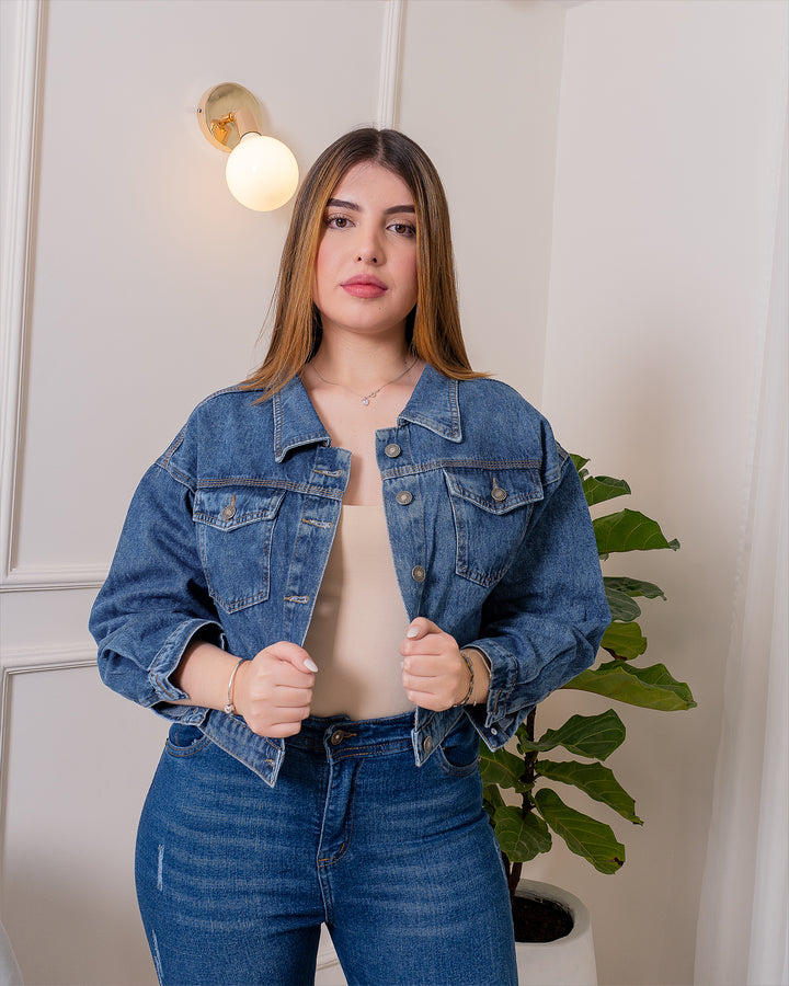 Chaqueta oversize azul medio claro ⎯ estilo minimalista y sofisticado.