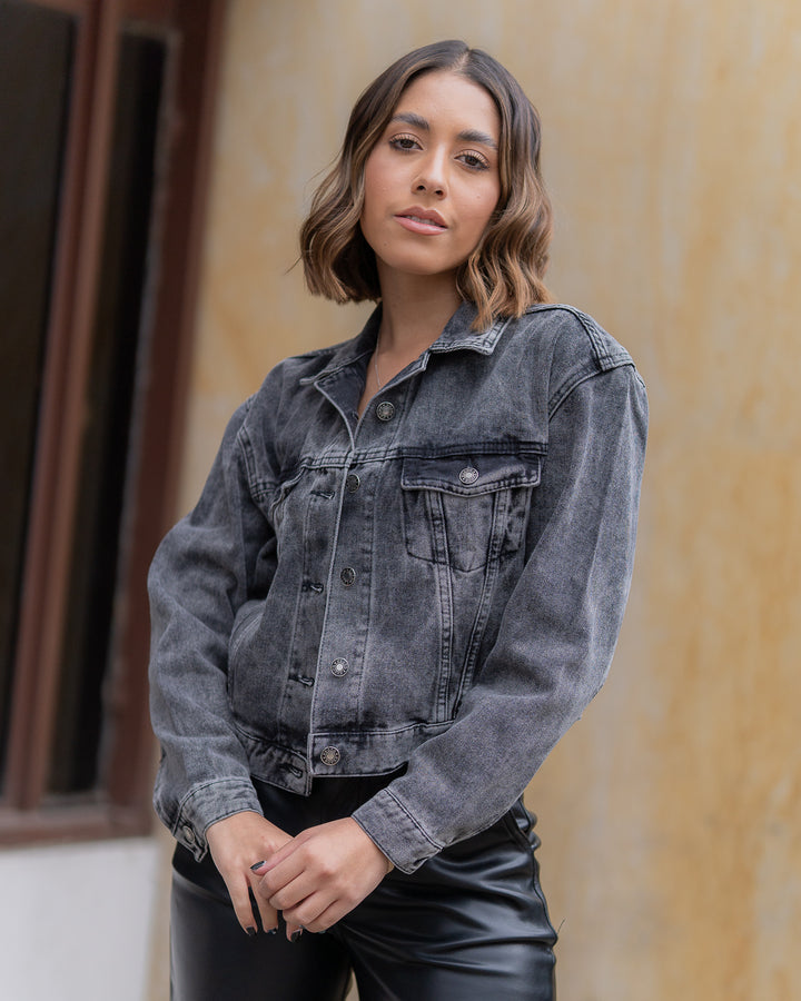 Chaqueta oversize gris de estilo minimalista y sofisticado, perfecta para cualquier ocasión.