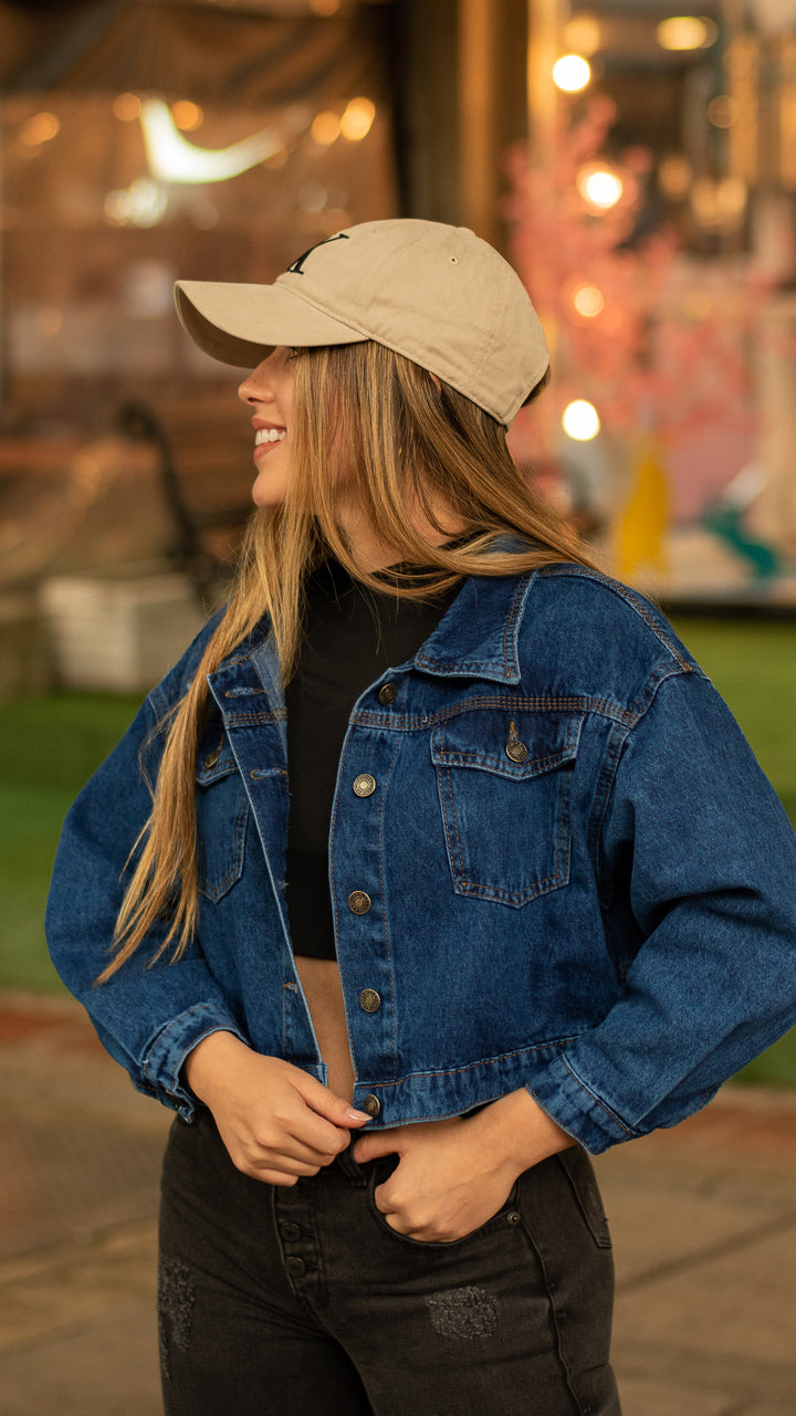 Chaqueta oversize azul medio ⎯ estilo minimalista y sofisticado para un look moderno.