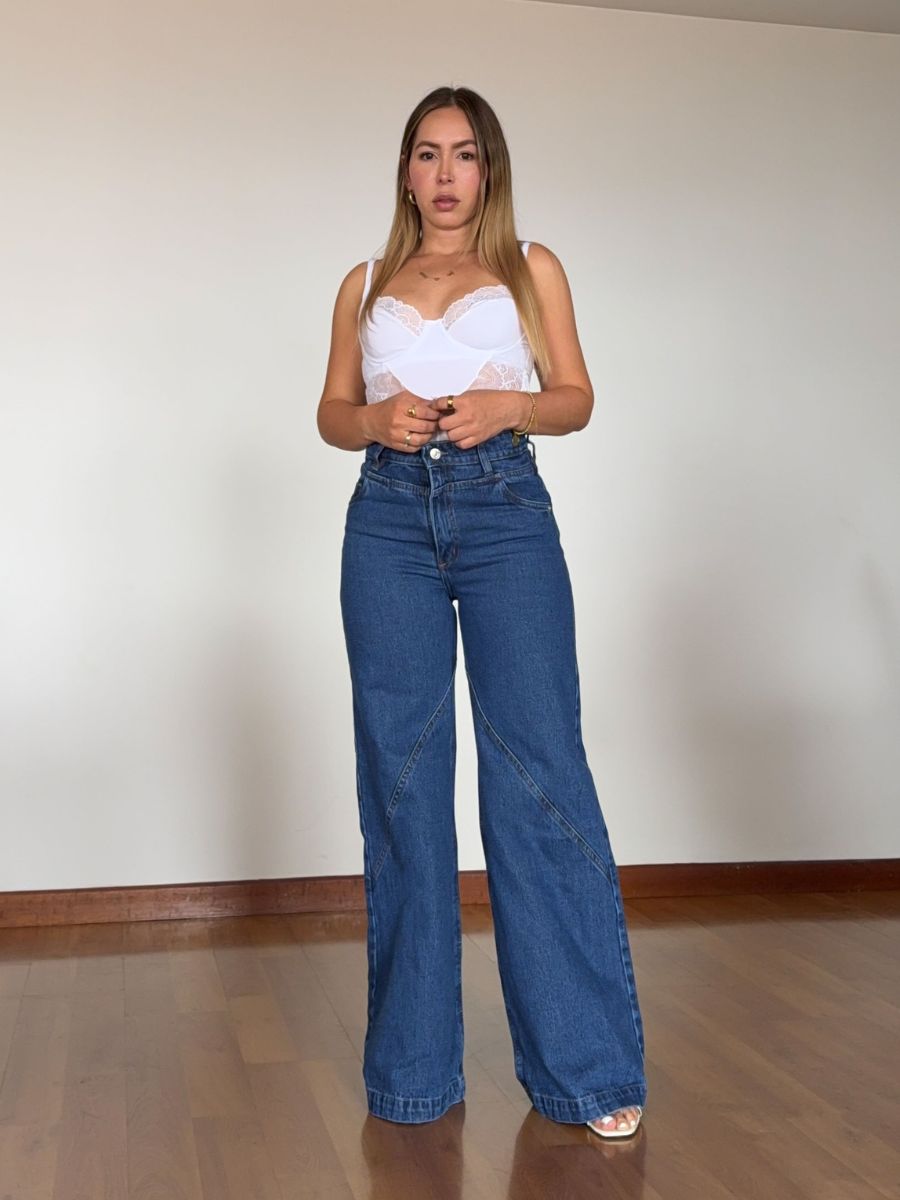 Jean Palazzo Zara Azul Medio vista frontal con fit y caída de la prenda — evano Denim Studio