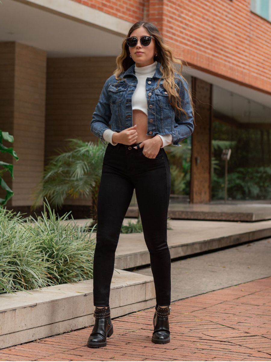 Jean Skinny Clásico piel durazno Negro vista frontal con fit y caída de la prenda — evano Denim Studio