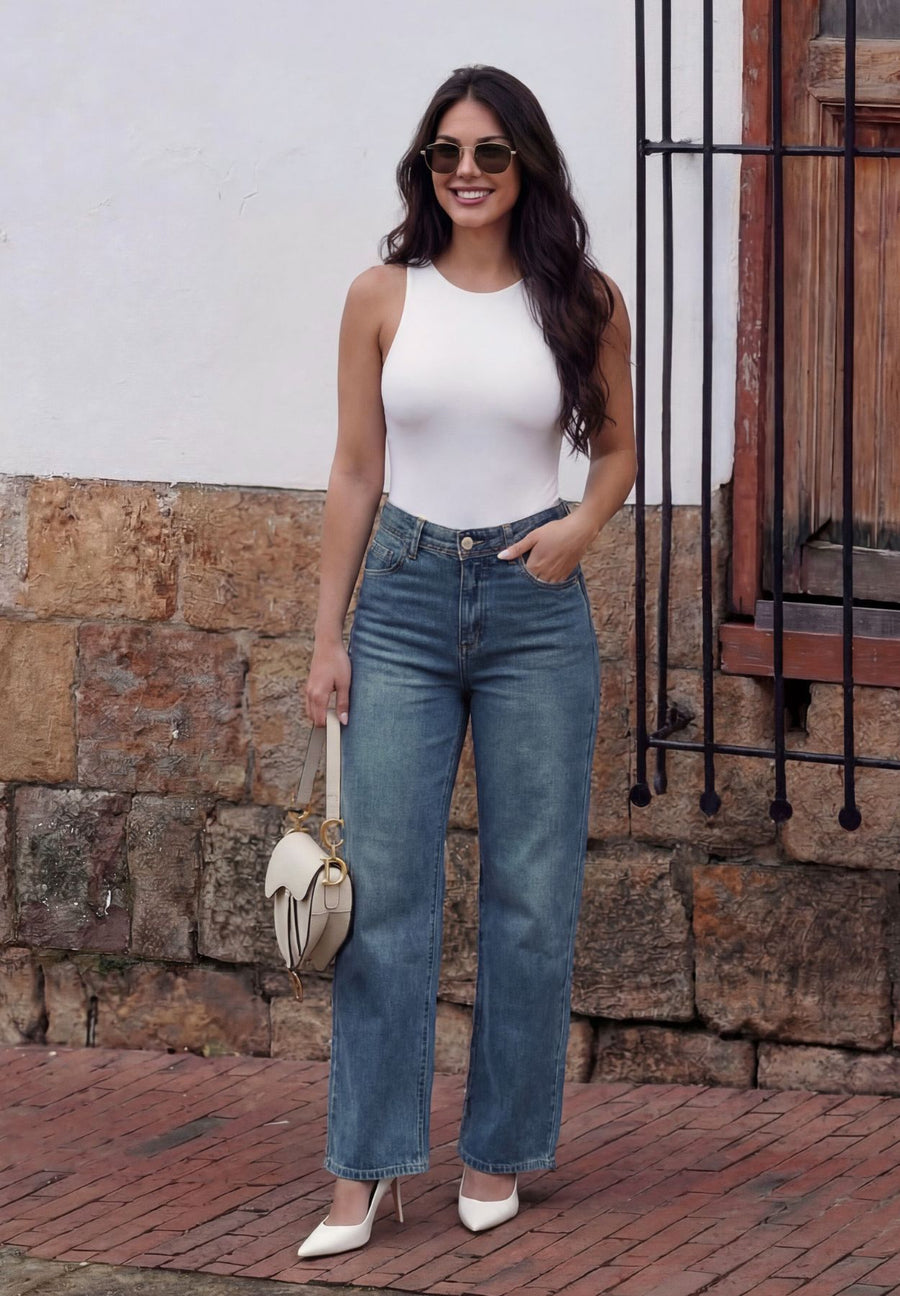 Jean Straight Leg Azul Medio Matizado vista frontal con pierna recta — evano Denim Studio