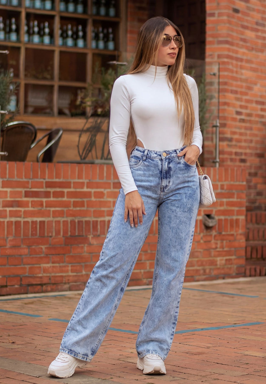 Jean Wide Leg Azul Hielo Frost J vista frontal con fit y caída de la prenda — evano Denim Studio