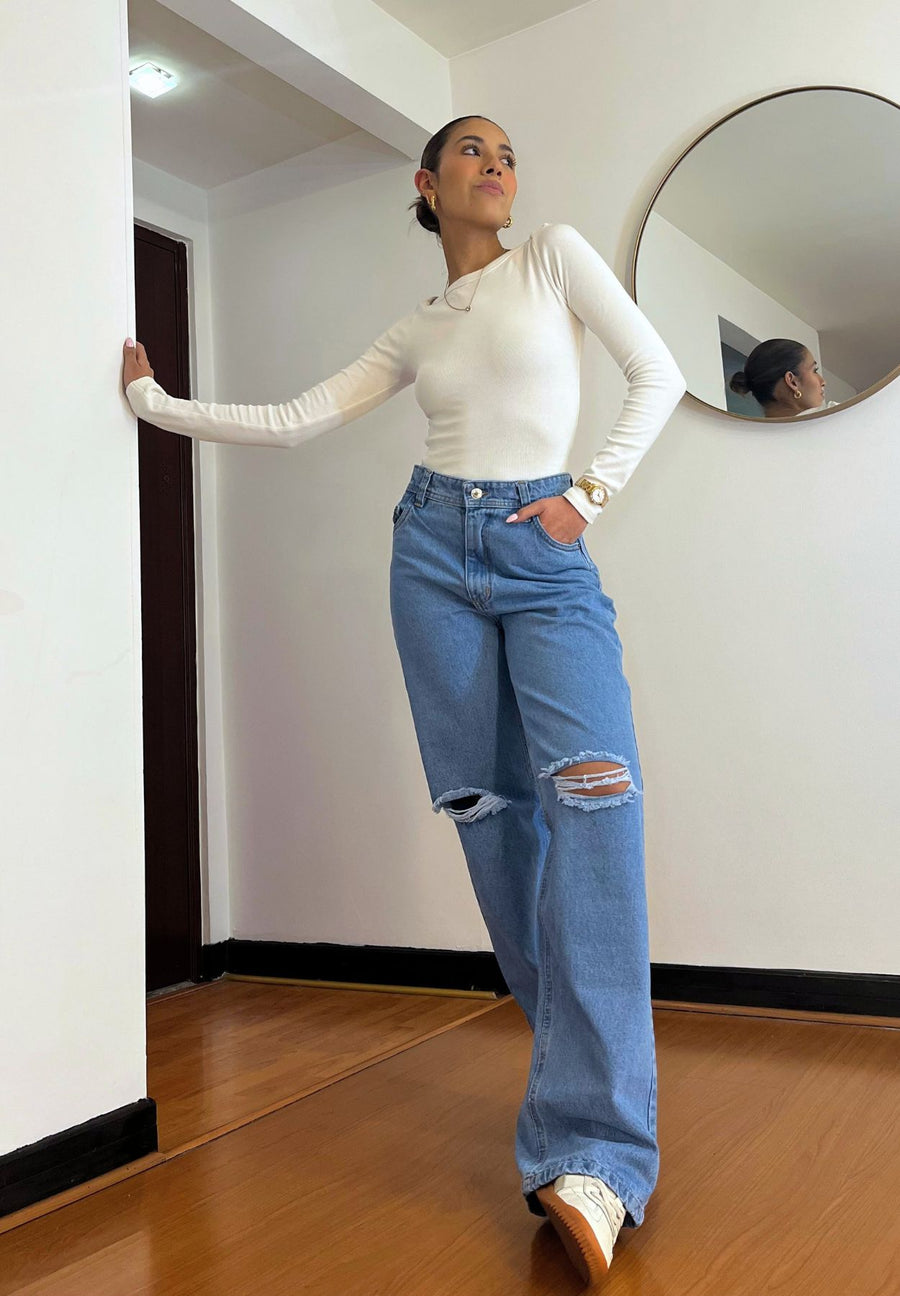 Jean Wide Leg Azul Claro Roto vista frontal con bota amplia y rotos — evano Denim Studio
