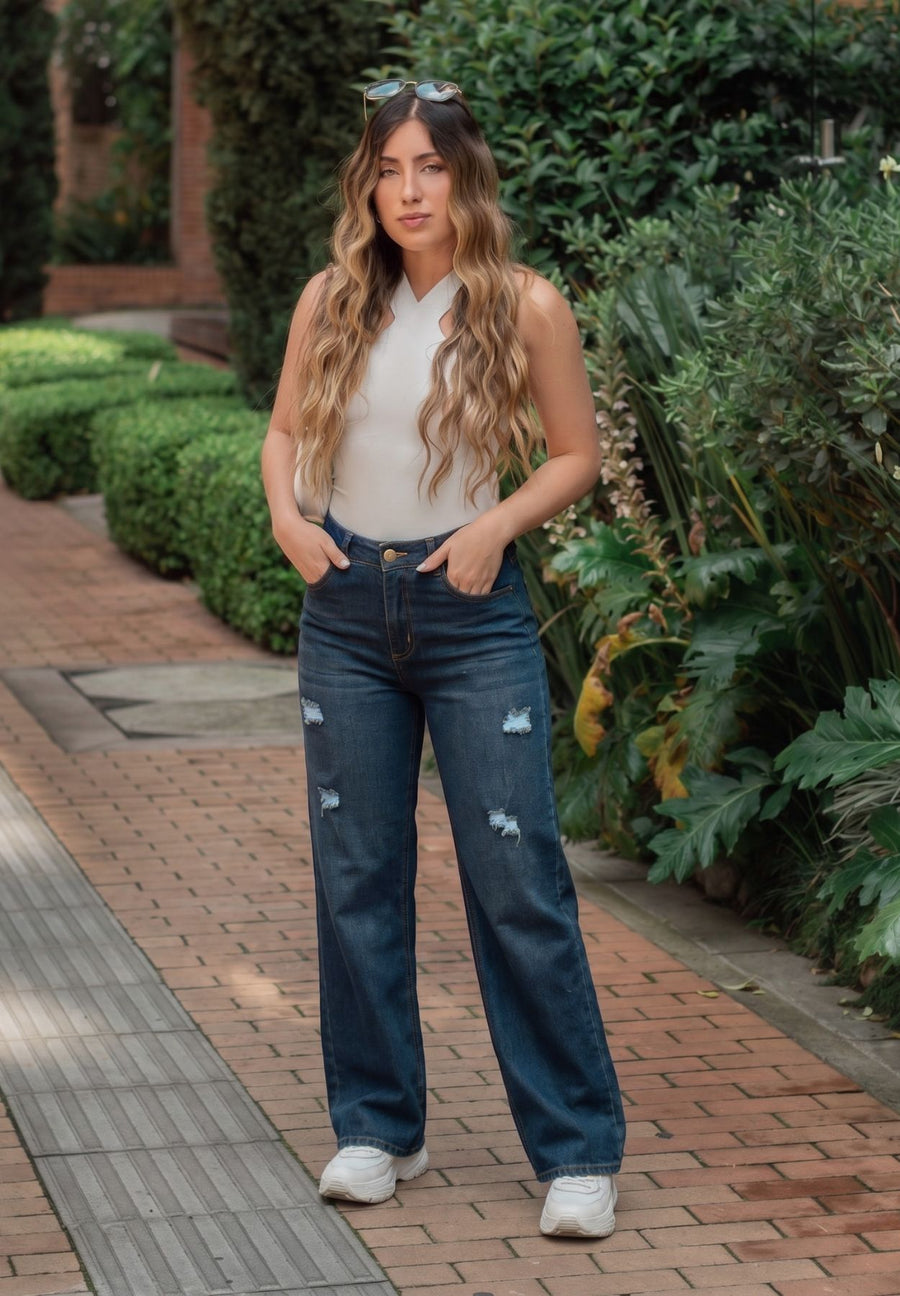 Jeans Straight Leg Premium, Semi Stretch, Tiro Alto, Tono Azul Medio Oscuro Matizado con Rotos
