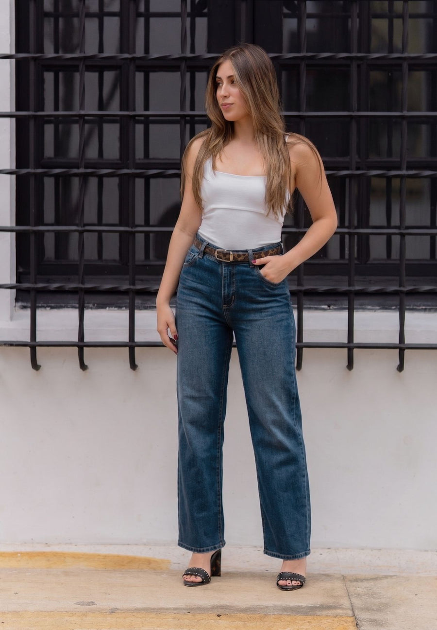 Jeans Straight Leg Premium, Semi Stretch, Tiro Alto, Tono Azul Medio Oscuro Matizado con Bigotes