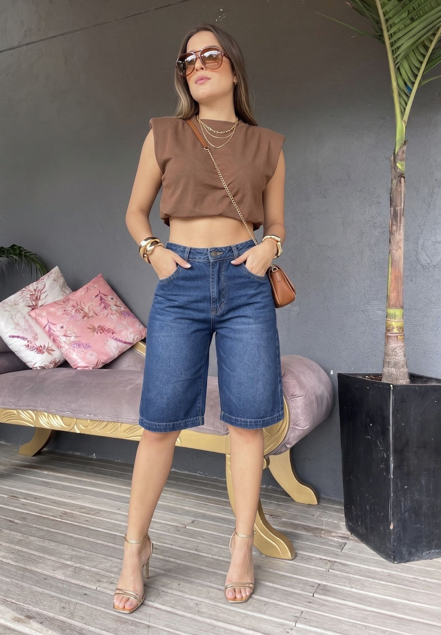 Bermuda en Denim, Rígido, Tono Azul Medio Oscuro con Bota más Ancha