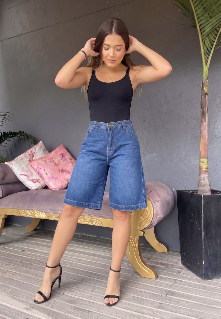 Bermuda en Denim, Rígido, Tono Azul Medio con Bota más Ancha