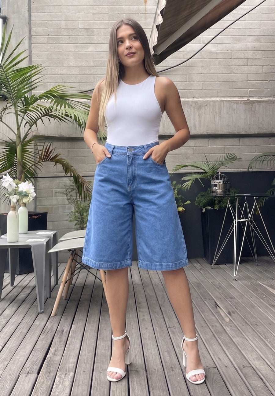 Bermuda en Denim, Rígido, Tono Azul Claro con Bota más Ancha