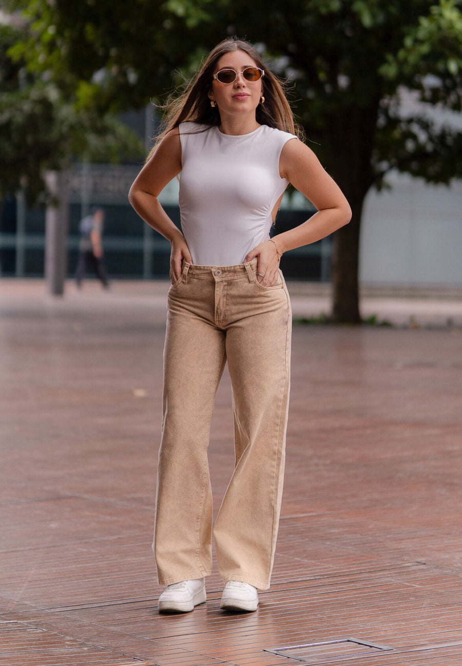 Jean Wide Leg Arena Frost Tiro Medio Alto vista frontal con bota amplia y tiro medio alto — evano Denim Studio