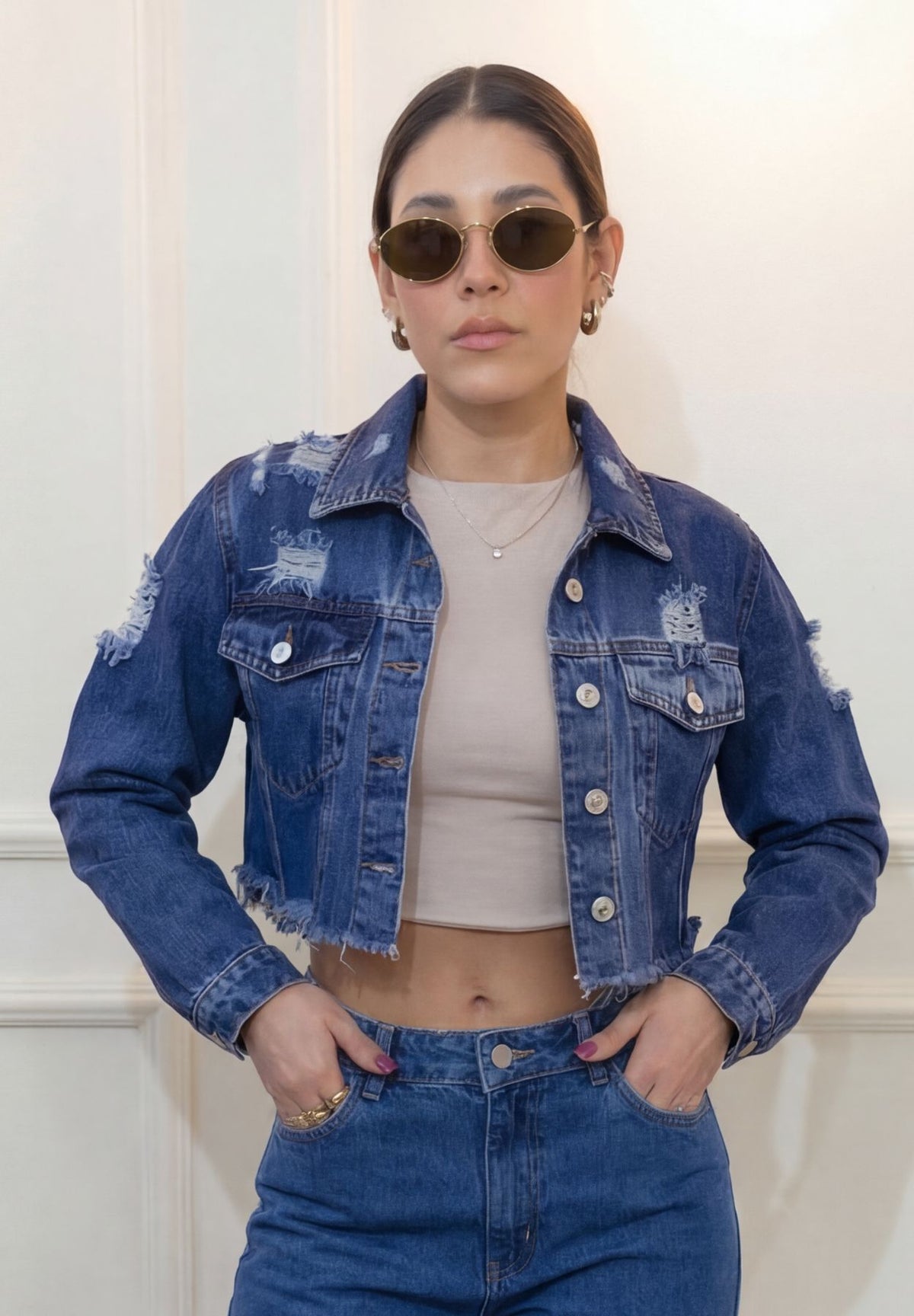 Chaqueta Torera en jean Azul Medio Oscuro Frost con Rotos Desflecada vista frontal con estructura y caída de la chaqueta — evano Denim Studio