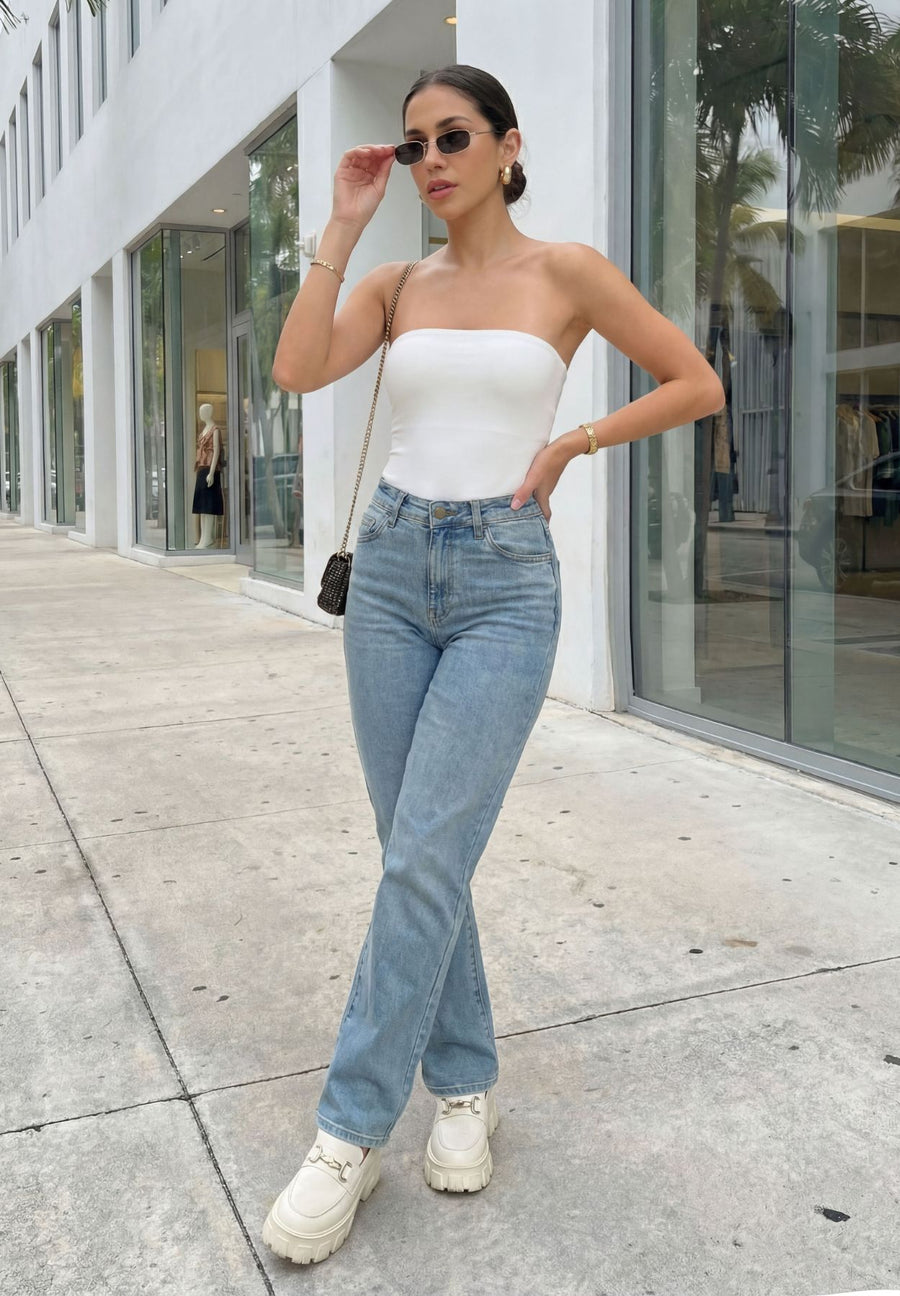 Jean Straight Leg Azul Hielo Matizado vista frontal con pierna recta — evano Denim Studio