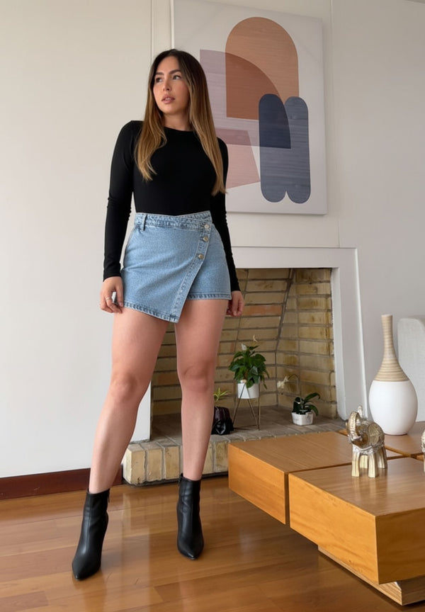 Falda Short en Jeans Cruzada Azul Claro