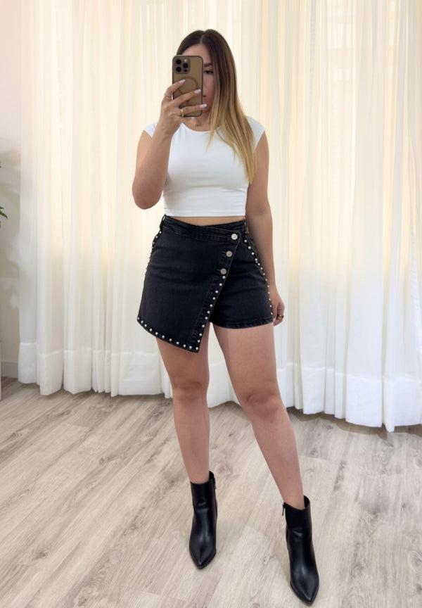 Falda Short en Jeans Cruzada Negro con Taches
