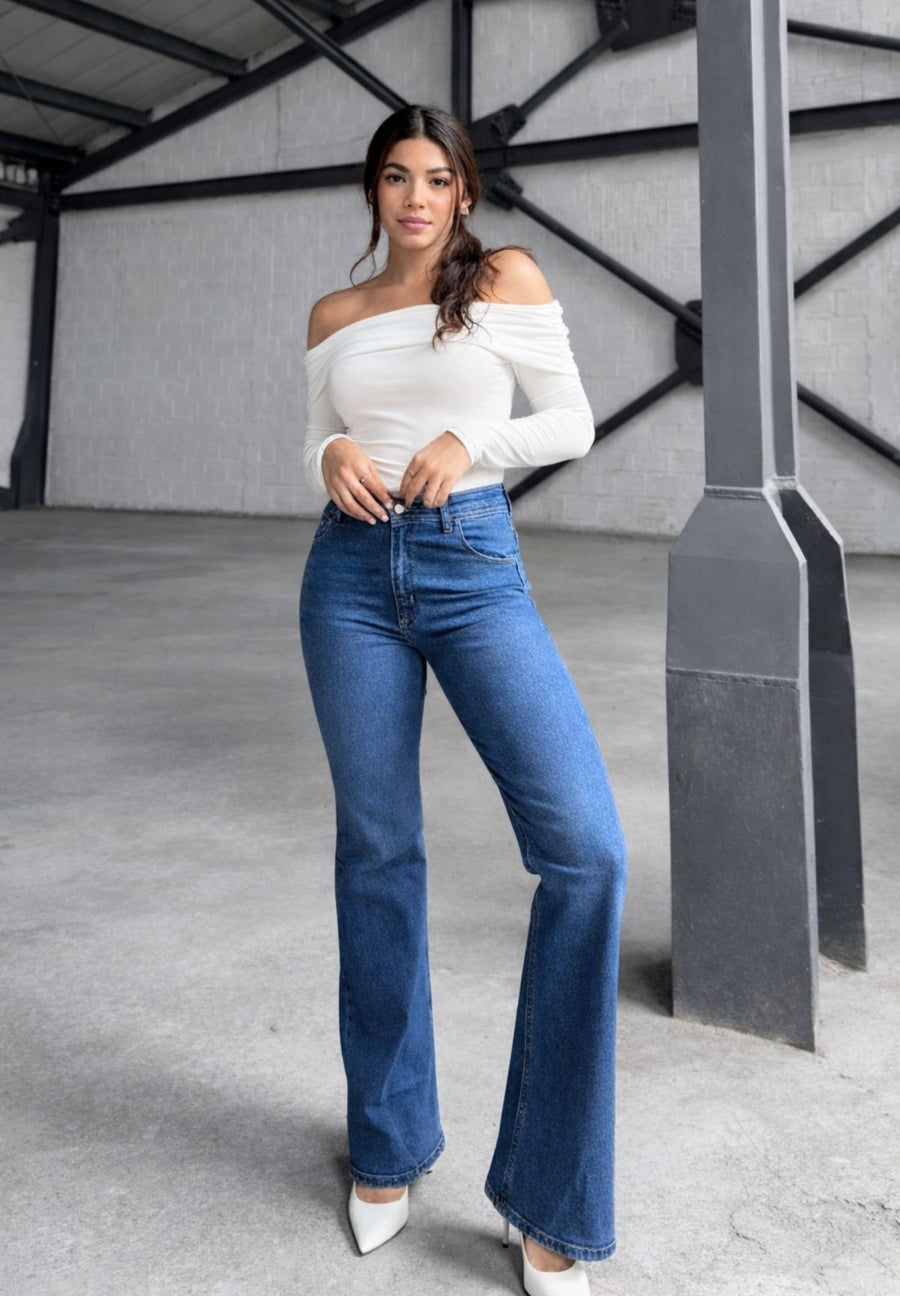 Jean Flare Azul Medio vista frontal con bota acampanada — evano Denim Studio