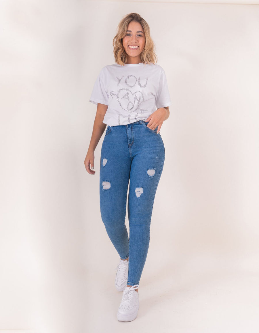 Jean Skinny Americano Azul Medio Claro Roto vista frontal con fit y caída de la prenda — evano Denim Studio