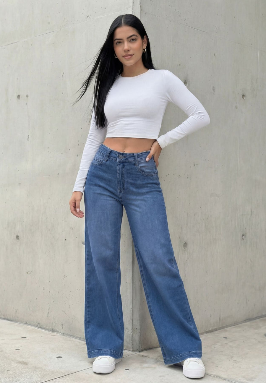 Jean Palazzo Clásico Azul Medio Claro con Samblas vista frontal con fit y caída de la prenda — evano Denim Studio
