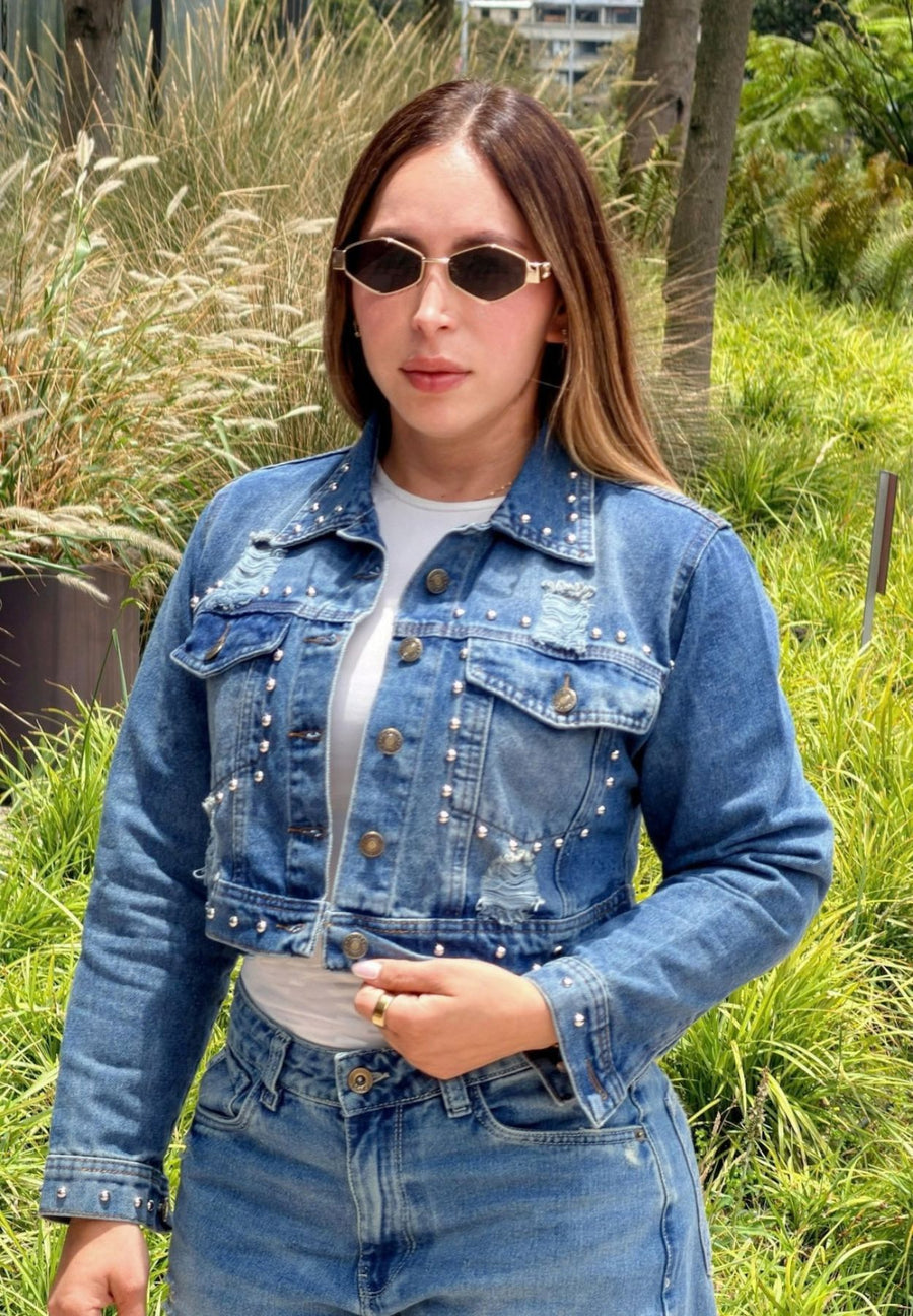 Chaqueta Torera Rota con Pretina en Denim Azul Medio Claro con Efecto Samblas y Taches