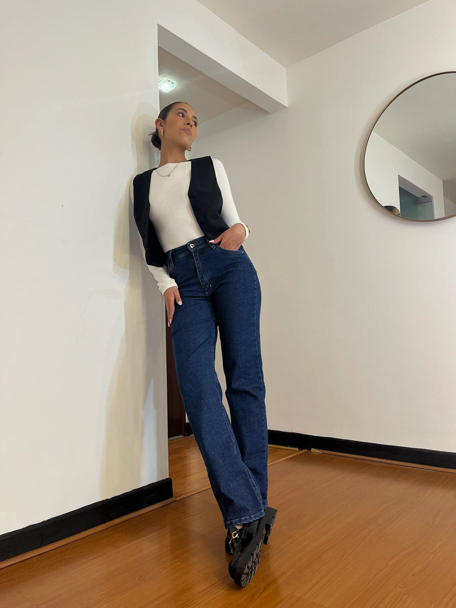 Jean Straight Leg Azul Medio Oscuro vista frontal con pierna recta — evano Denim Studio